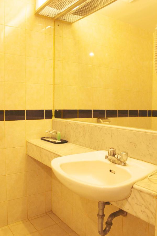 Arnava Hotel Senen Jakarta Buitenkant foto